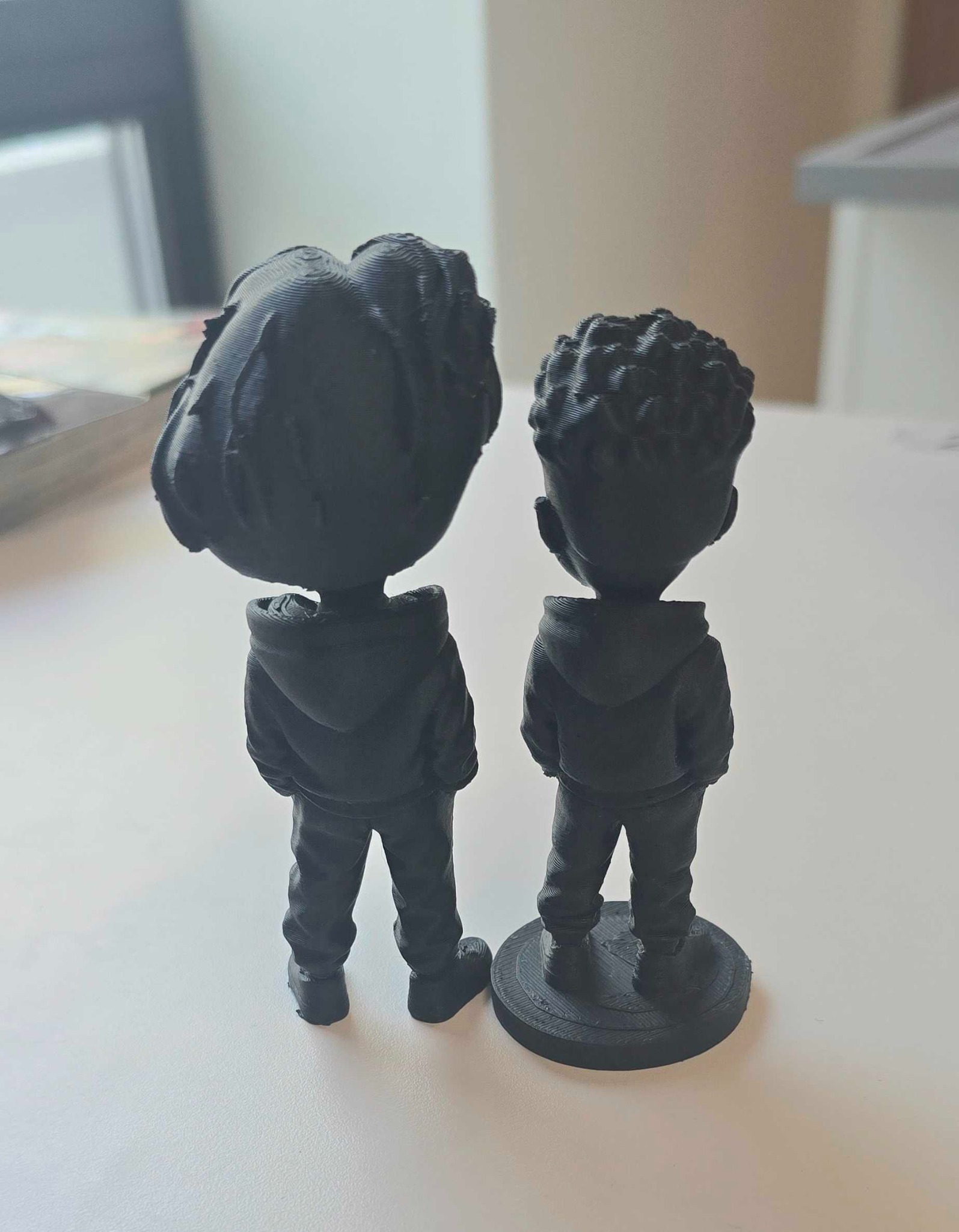 Två 3D-printade figurer bakifrån